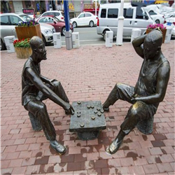 下棋铜雕塑