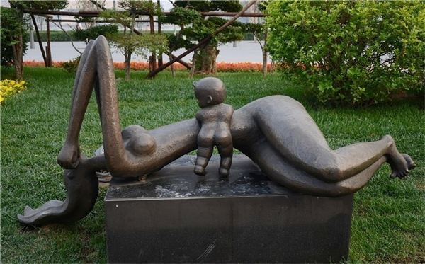 公园母爱雕塑