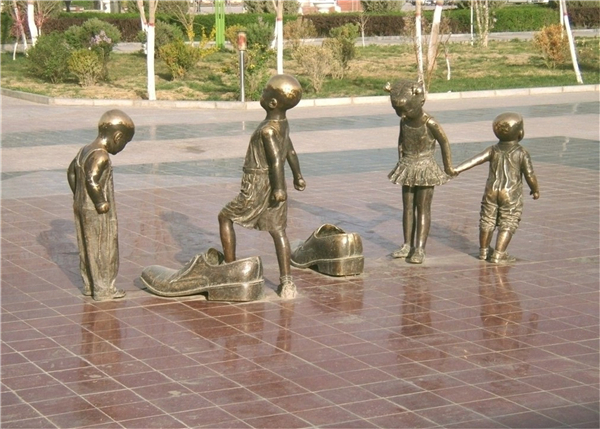 小孩玩耍雕塑.jpg