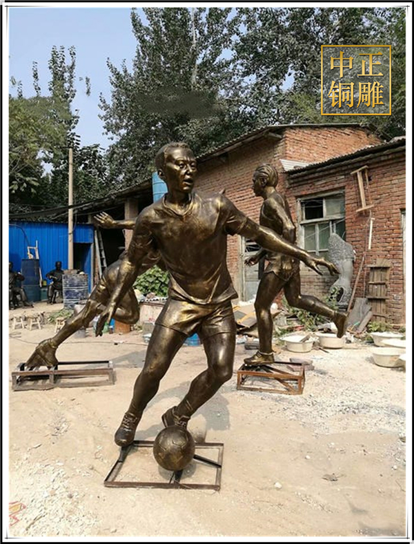 园林踢足球雕塑.jpg