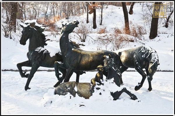 雪中铜马雕塑.jpg