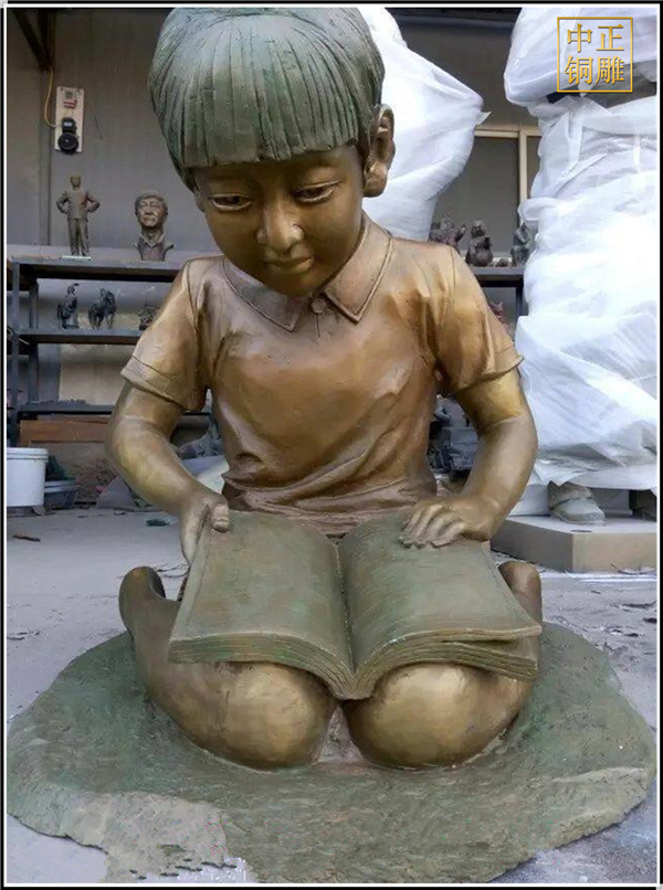 小女孩看书校园雕塑