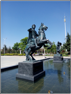 城市广场骑马铜雕塑
