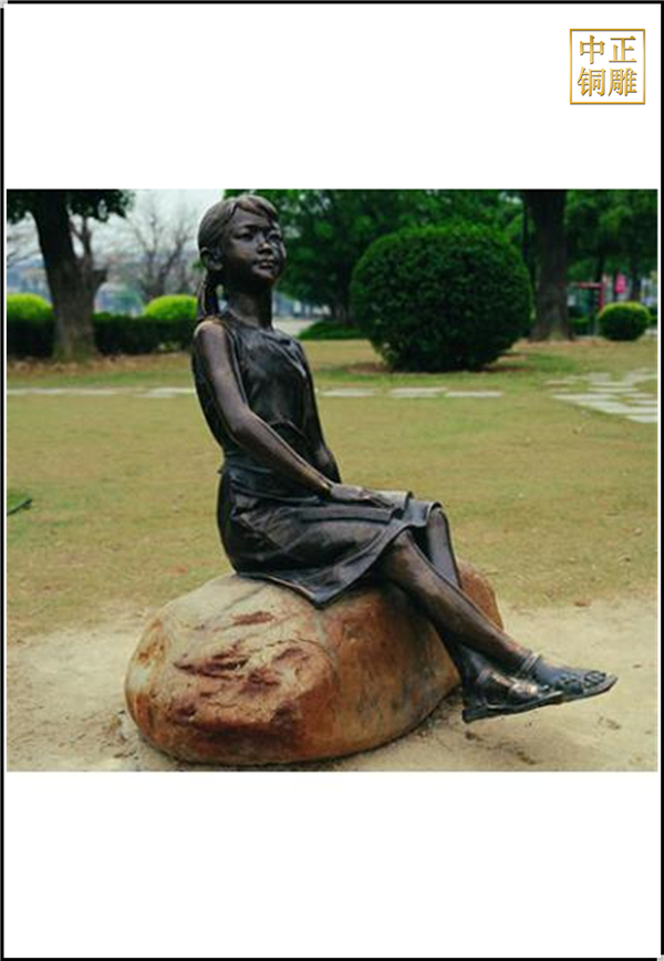 公园小女孩休息人物铜像