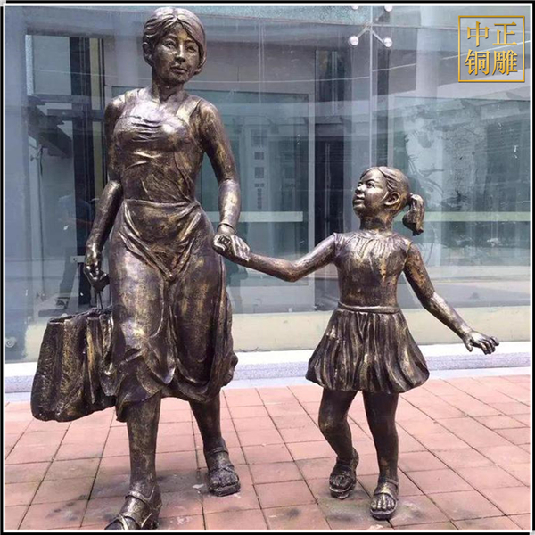 母女二人逛铜雕塑