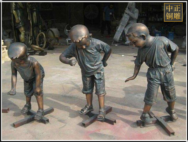 三个小孩公园雕塑