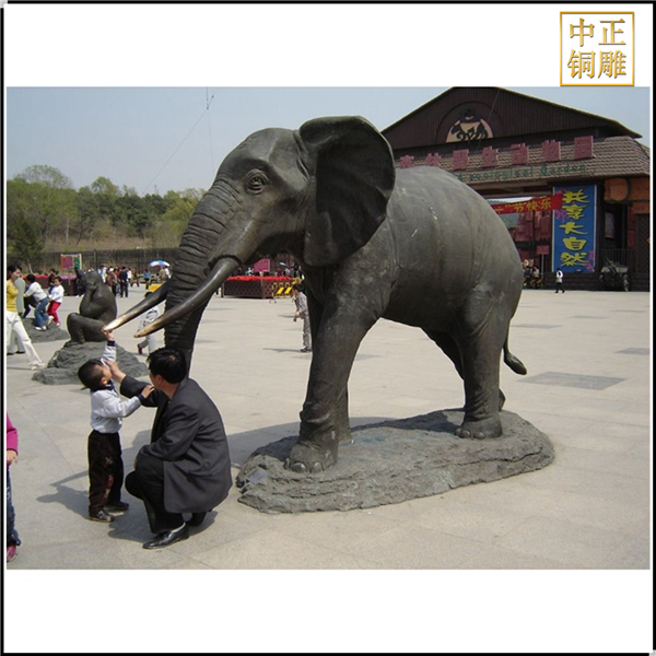 动物园门前铜大象雕塑