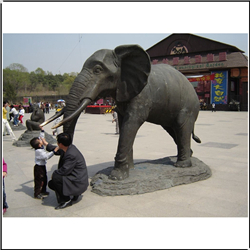 动物园门前铜大象雕塑