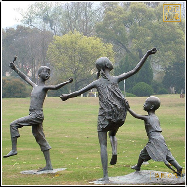 12草坪上三个小孩铜雕塑.jpg