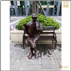 步行街座椅看报人物雕塑
