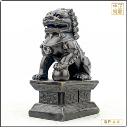 中式故宫铜狮子