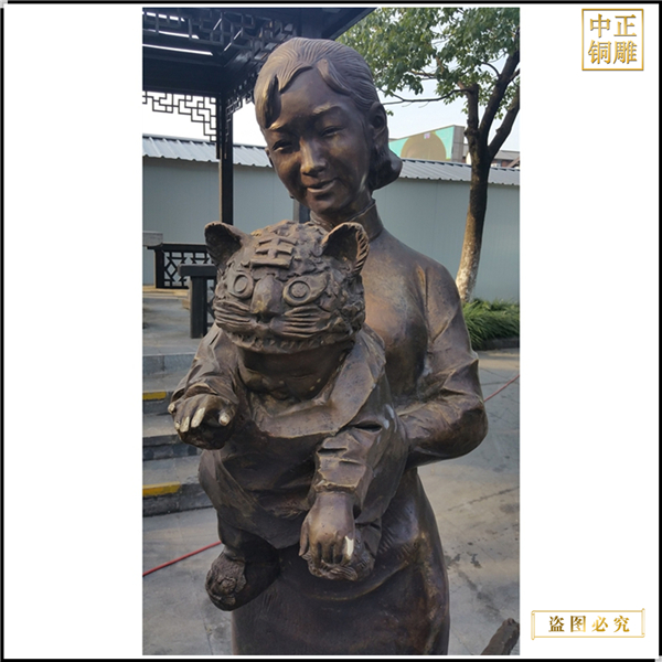 1妇女抱孩子人物雕塑铸造.jpg