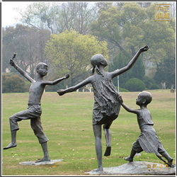 草坪上三个小孩铜雕塑
