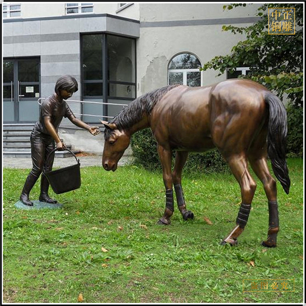 小女孩抚摸铜马雕塑
