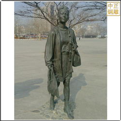 广场女孩人物铜雕塑