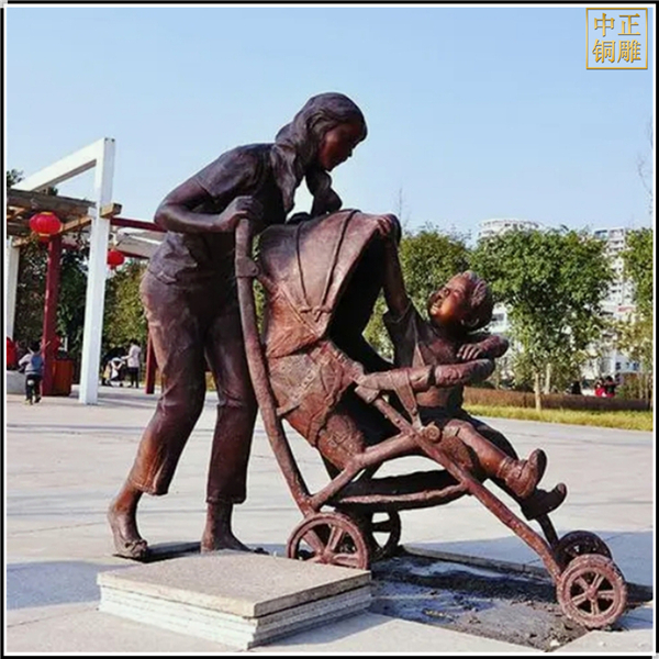 广场母亲推车铜雕塑.jpg