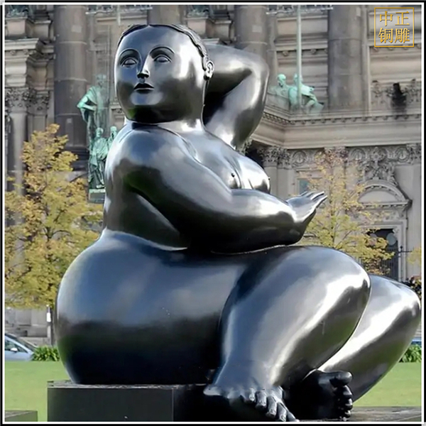 广场抽象胖女孩雕塑.jpg