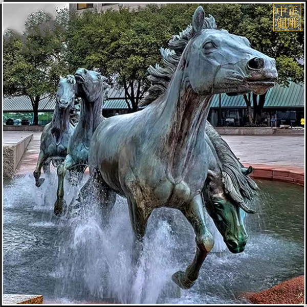 踩水群马雕塑