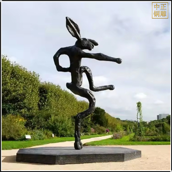 广场大型兔子跳舞铜雕塑.jpg