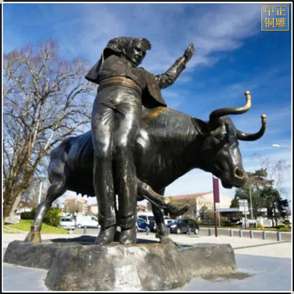 广场男子与铜牛雕塑.jpg